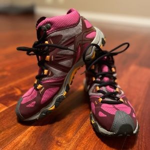 Merrell Women’s Hiking Boots Sz 9 in Wine